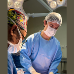 Dr. Gilberson Wanderley Silva explica como a cirurgia plástica pode transformar a insegurança em autoconfiança na vida social.