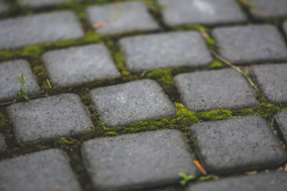 Conheça os principais erros em piso intertravado e como corrigi-los com intervenção mínima, a partir da experiência de Valderci Malagosini Machado.