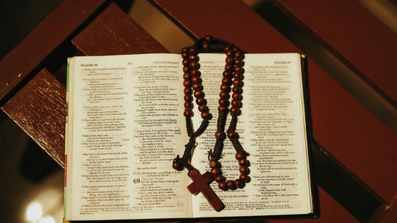 Conciliar ciência e fé católica é reconhecer que razão e espiritualidade se complementam. Jose Eduardo De Oliveira e Silva destaca o diálogo construtivo entre conhecimento e crença.