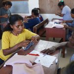 Mulheres participam de uma oficina comunitária de costura.