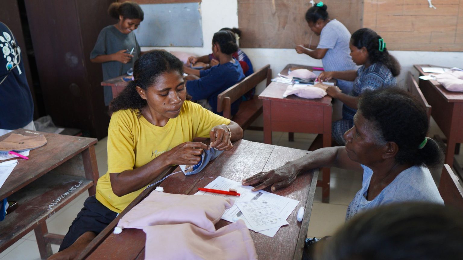 Mulheres participam de uma oficina comunitária de costura.