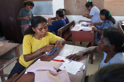 Mulheres participam de uma oficina comunitária de costura.