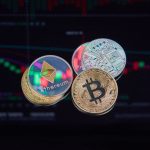 Moedas virtuais de Bitcoin e Ethereum diante de um gráfico de tendência do mercado financeiro digital