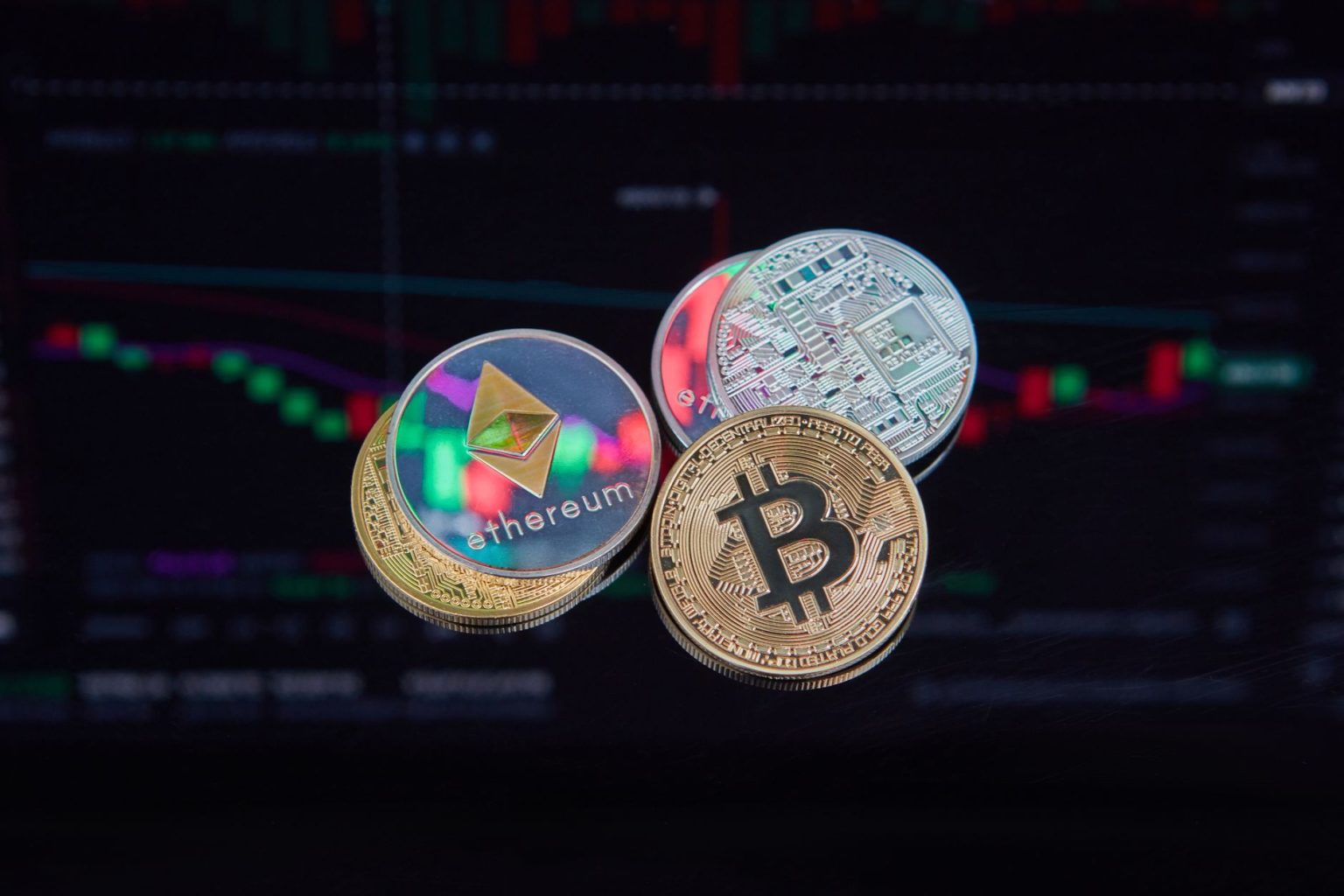 Moedas virtuais de Bitcoin e Ethereum diante de um gráfico de tendência do mercado financeiro digital