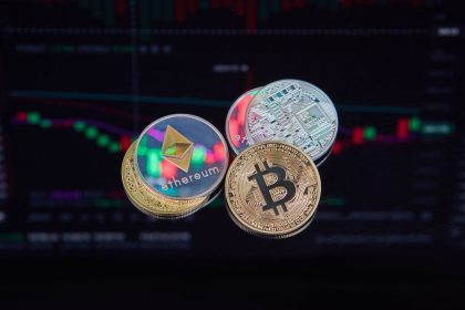 Moedas virtuais de Bitcoin e Ethereum diante de um gráfico de tendência do mercado financeiro digital